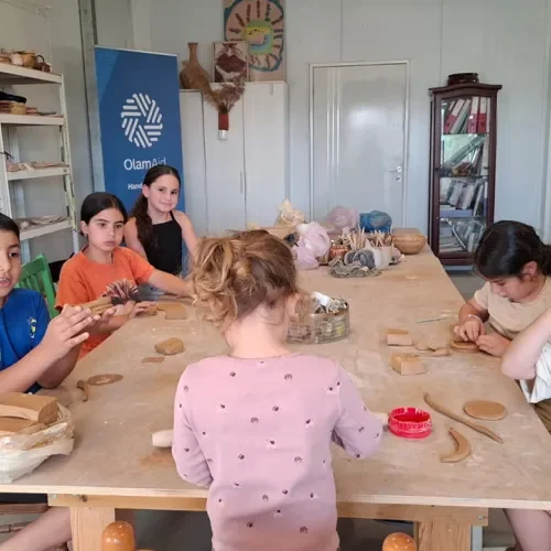 Eine Gruppe Kinder bei kreativer Beschäftigung