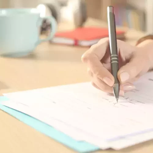 Eine Frau füllt einen Antrag aus