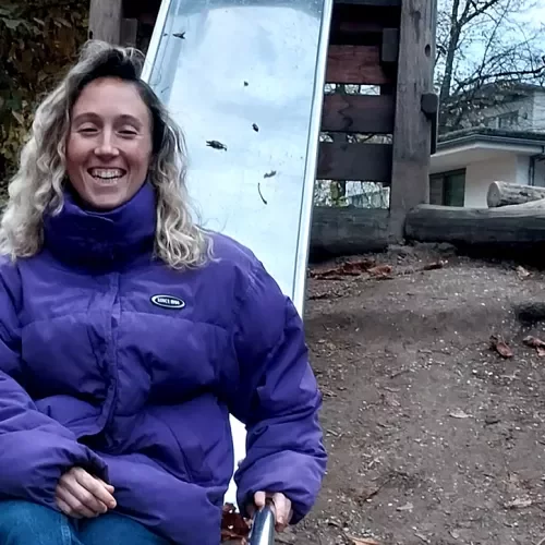 Lachende junge Frau auf eine Rutschbahn