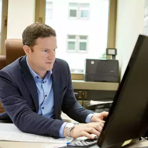 Aron Schuster im Büro