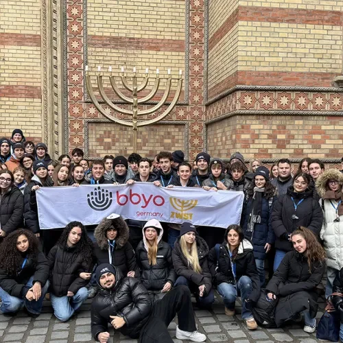 Eine Gruppe Jugendlicher vor einer Synagoge