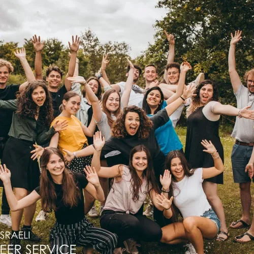 Eine Gruppe junger Menschen