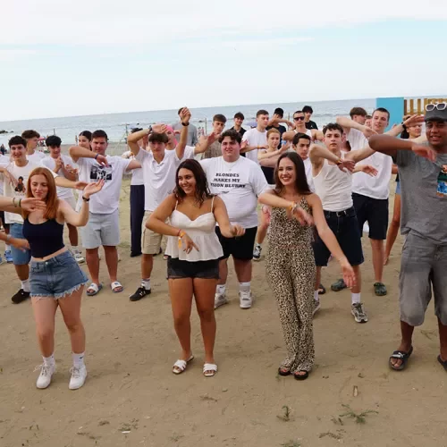 Tanzende Jugendliche am Strand
