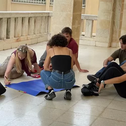 Gruppe junger Leute bastelt ein Poster