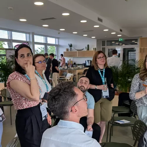 Menschen beraten sich und erstellen eine Mindmap