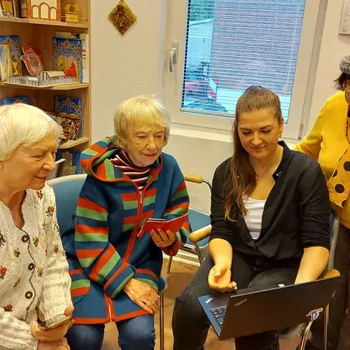 Vier Frauen schauen auf einen Computer