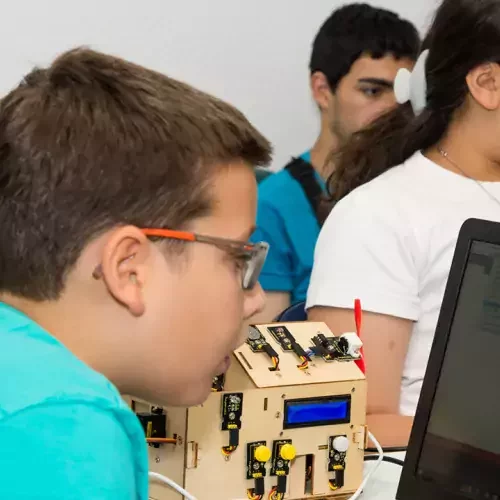 Junge arbeitet am Laptop