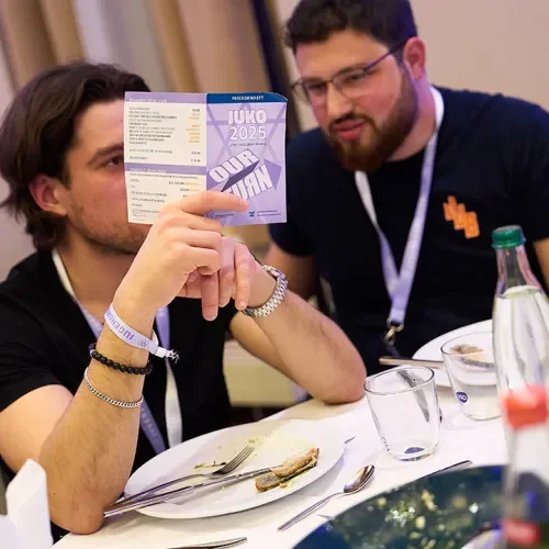 Zwei junge Männer im Gespräch