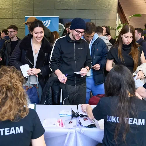 Eine Gruppe junger Menschen