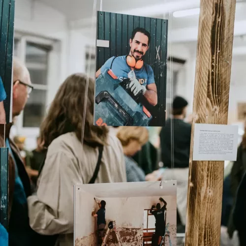 Ausstellungsraum mit Fotos