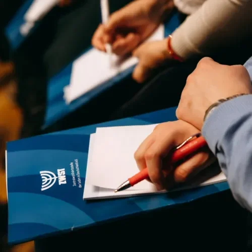 Seminarsituation, Hände mit Stiften und Arbeitsmappen