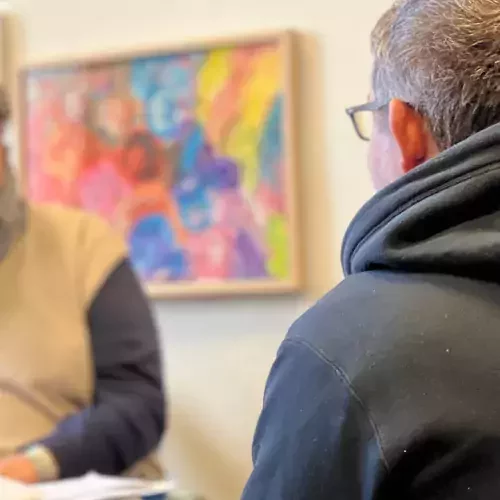 Zwei Männer sprechen miteinander