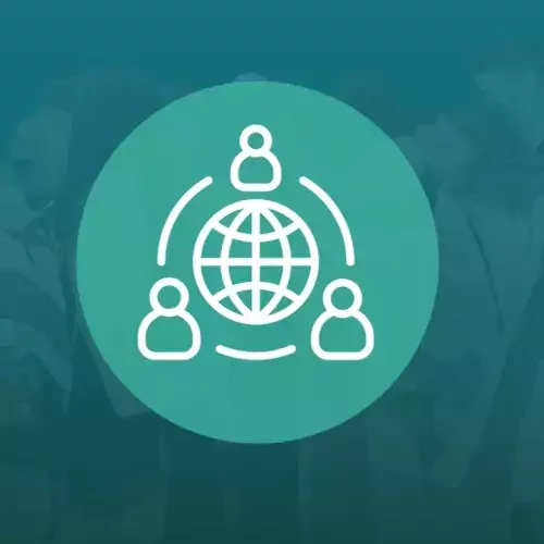 Icon mit drei Figuren um Weltkugel