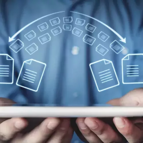 Ein Mann hält ein Tablet