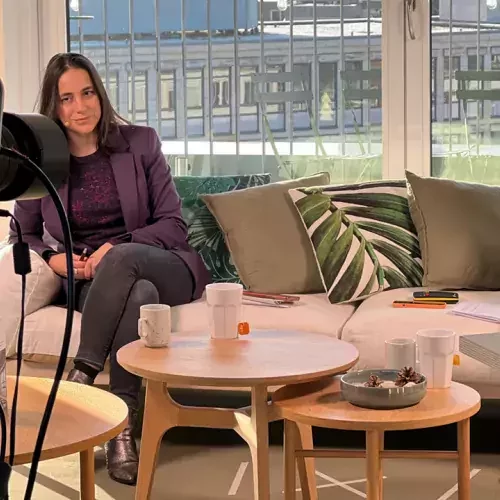 Zwei Frauen sprechen vor einer Kamera