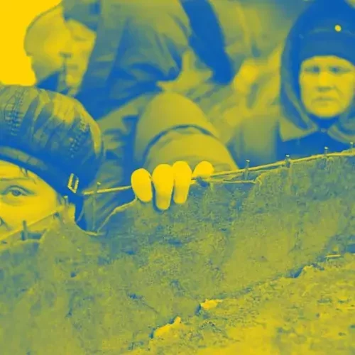 Menschen an einem Zaun