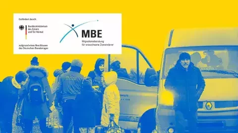 Menschen steigen mit Koffern in Minibus ein