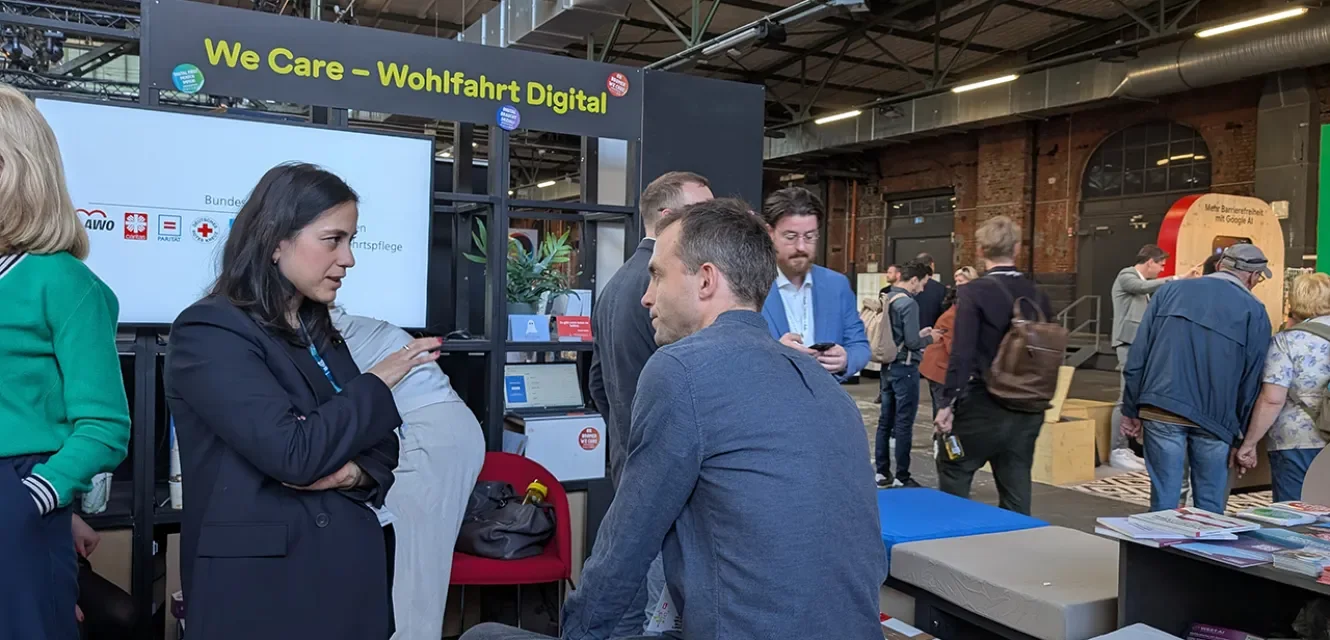 Gespräch am Stand der Bundesarbeitsgemeinschaft der Freien Wohlfahrtspflege