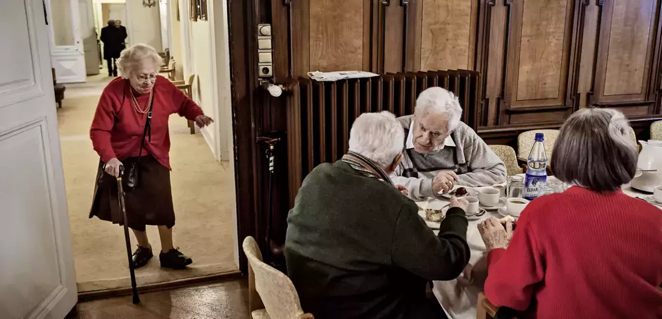 Senior:innen treffen sich zum Kaffee