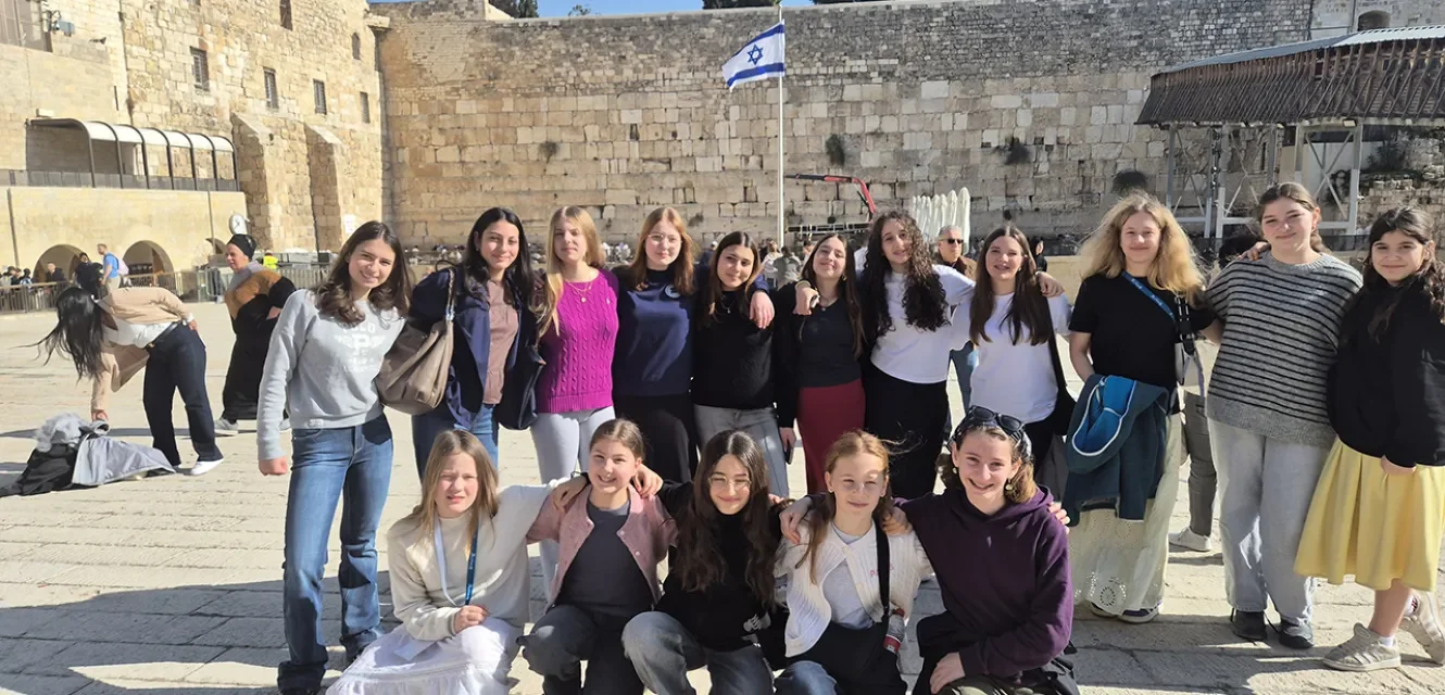 Eine Gruppe junger Mädchen vor der Klagemauer