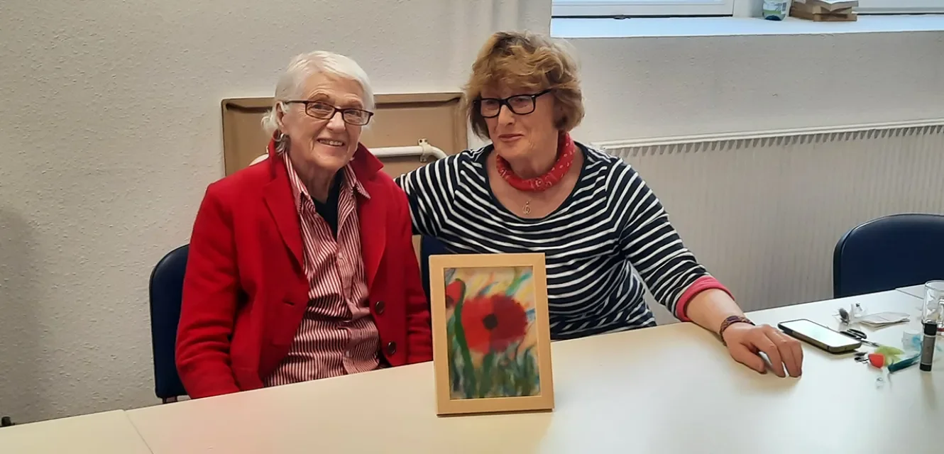 Zwei Damen mit einem Gemälde 