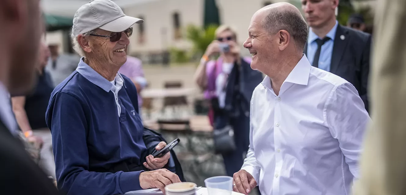 Bundeskanzler Olaf Scholz im Gespräch auf Augenhöhe
