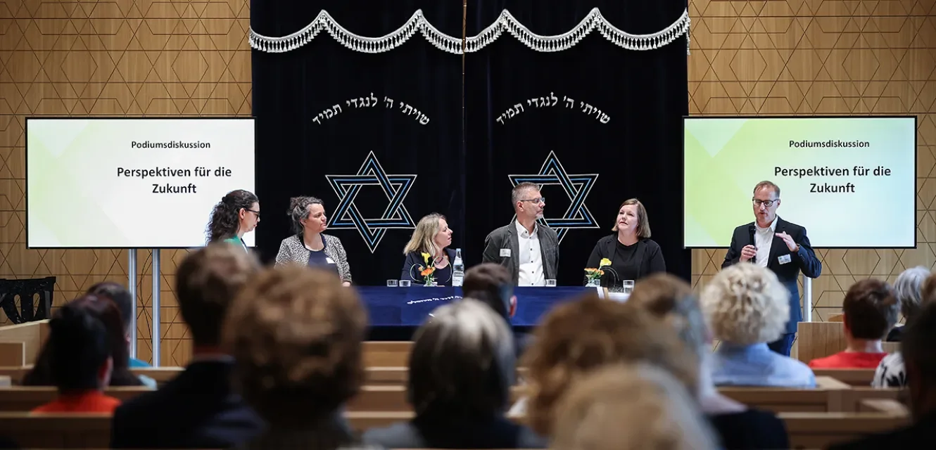 Blick auf eine Podiumsdiskussion
