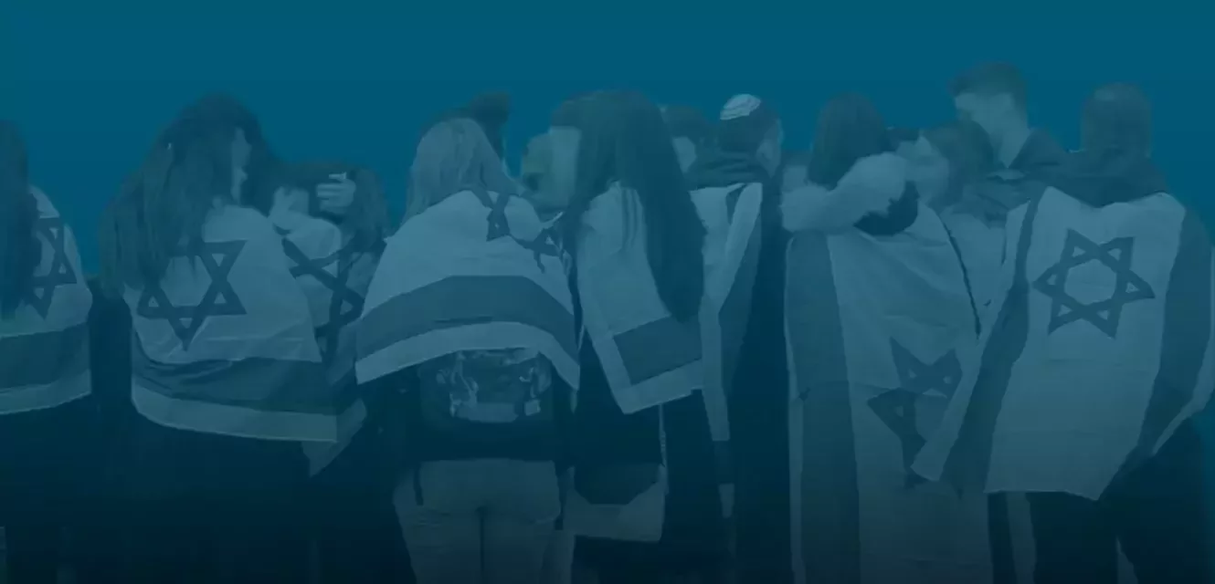 Menschengruppe von hinten mit Israelfahne um die Schultern