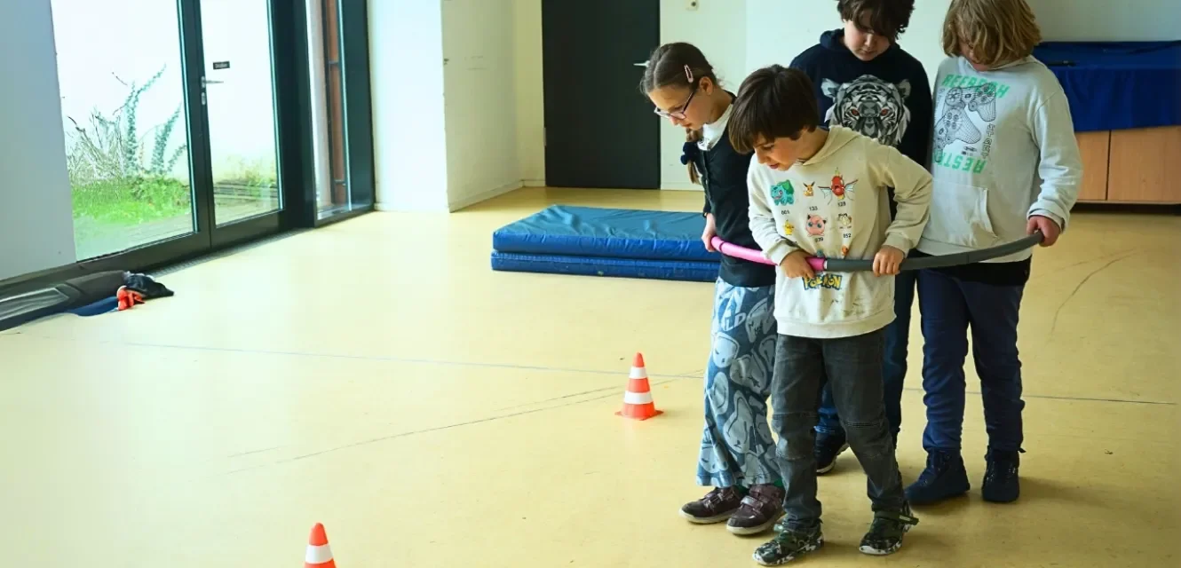 Vier Kinder in einem Hula-Hoop-Reifen