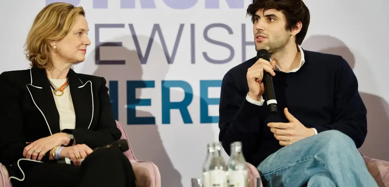 Zwei Menschen auf einem Podium im Gespräch