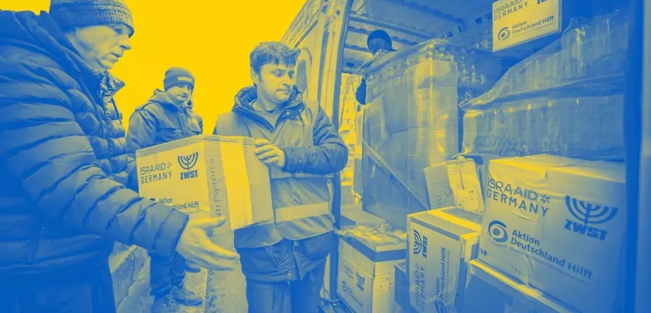 IsraAid Mitarbeiter laden medizinische Hilfsgüter für die Ukraine in Transporter