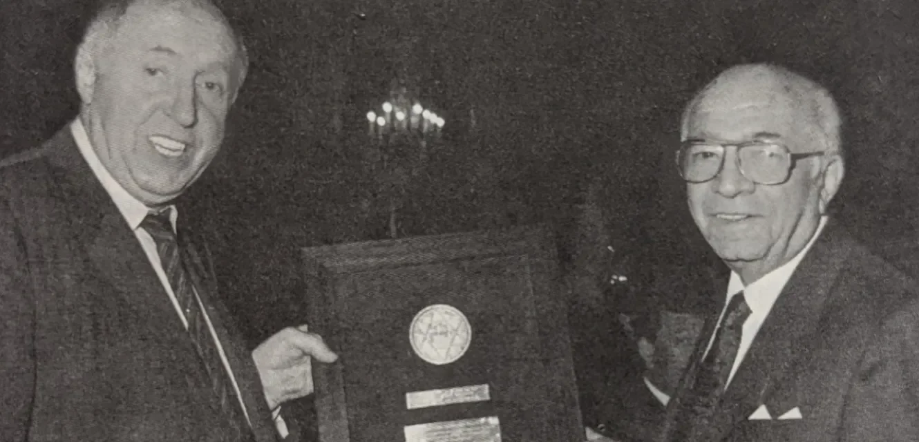 Ignatz Bubis sel. A., Vorstandsvorsitzender der Jüdischen Gemeinde Frankfurt, überreicht Max Willner das Ehrensiegel in Silber der Jüdischen Gemeinde Frankfurt.