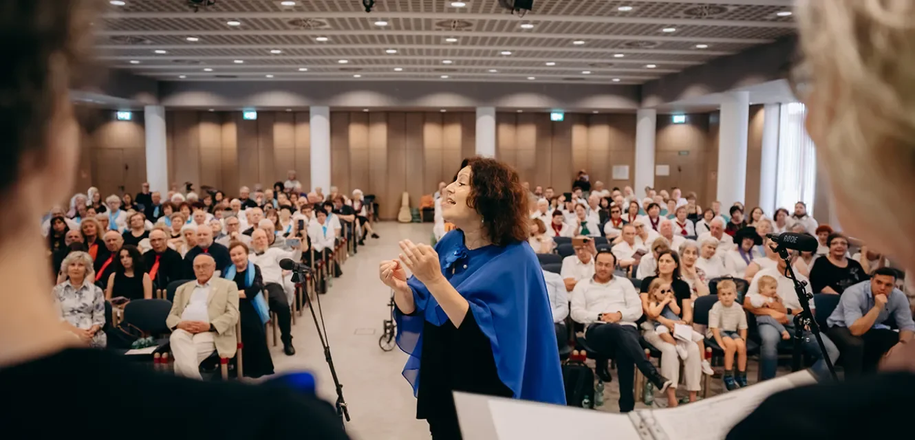 Dirigentin vor Publikum