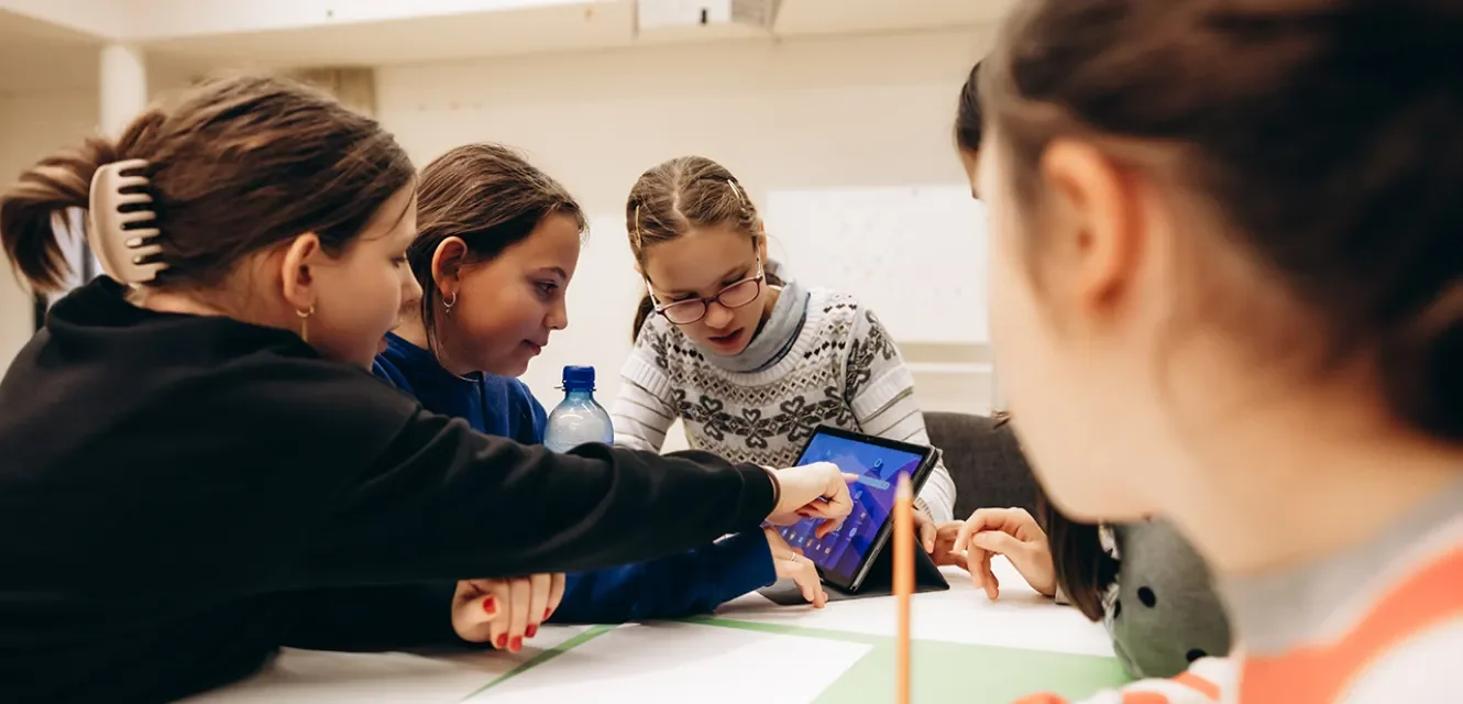 Junge Mädchen sitzen an einem Bildschirm