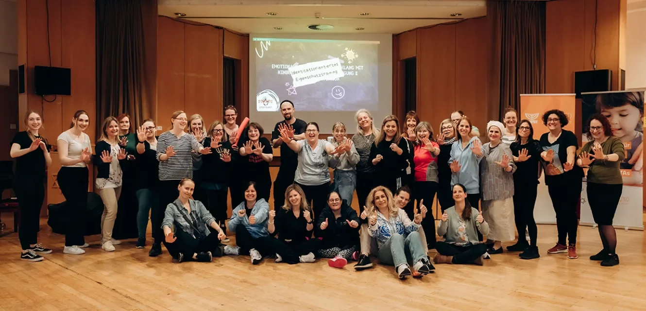 Eine Gruppe gut gelaunter Tagungsteilnehmenden