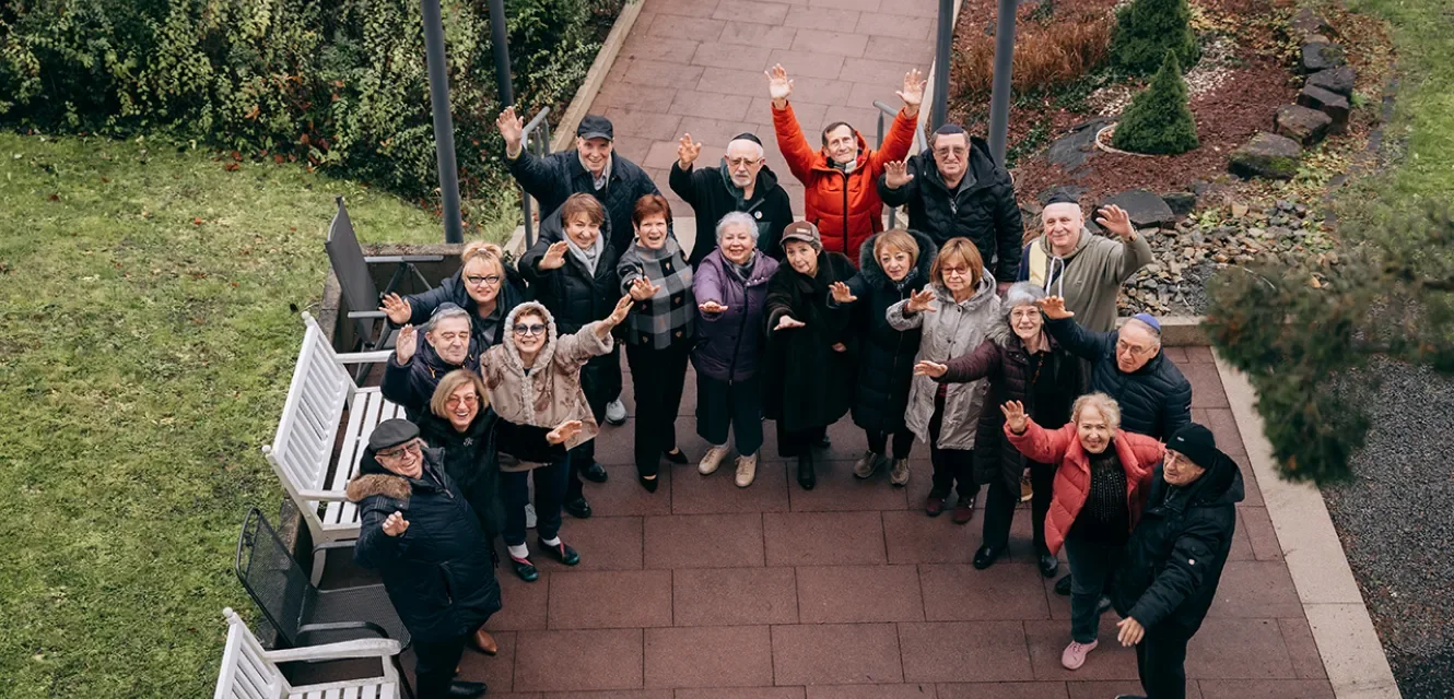 Eine Gruppe winkender älterer Menschen