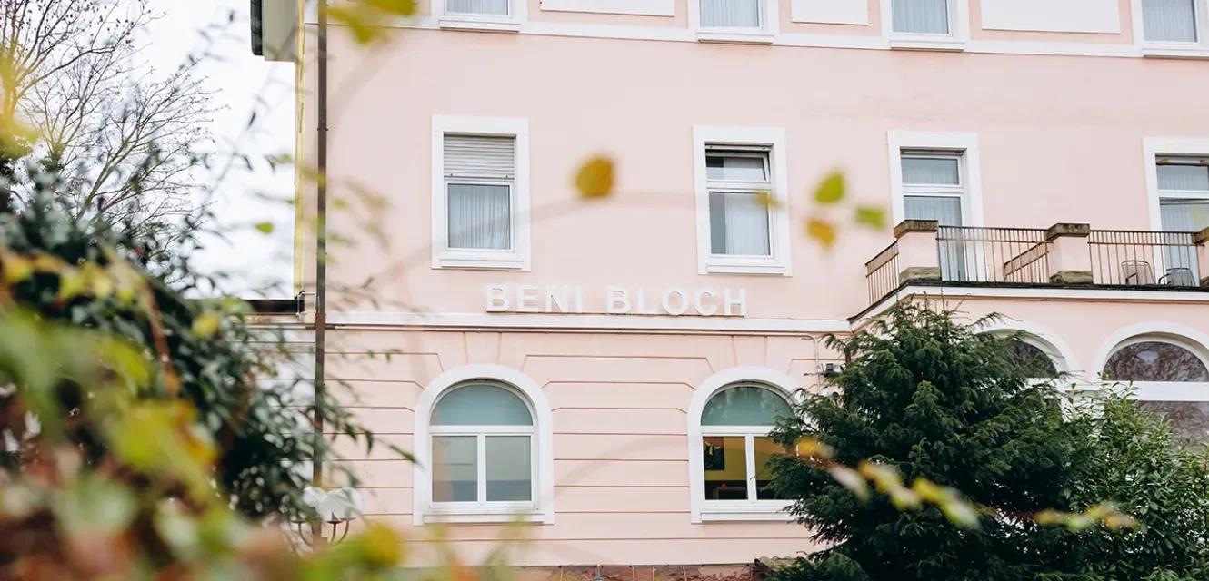 Fassade mit Schriftzug Beni Bloch