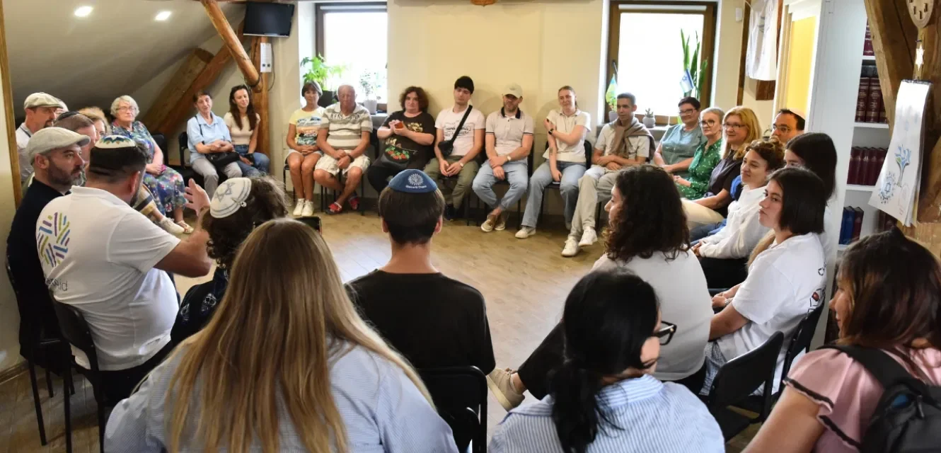 Menschen sitzen in einem Kreis und sprechen miteinander