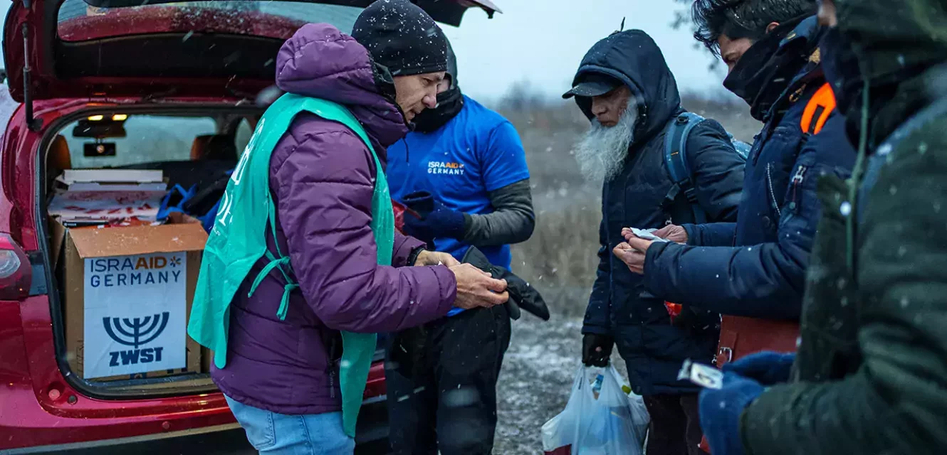 IsraAID Mitarbeiter helfen ukrainischen Geflüchteten an der rumänischen Grenze