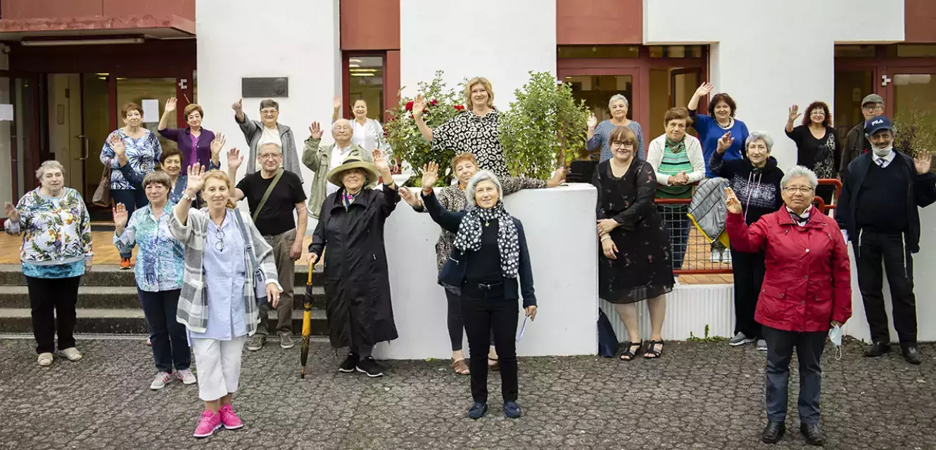 Gruppe von älteren, winkenden Seminarteilnehmenden vor dem Max-Willner-Heim