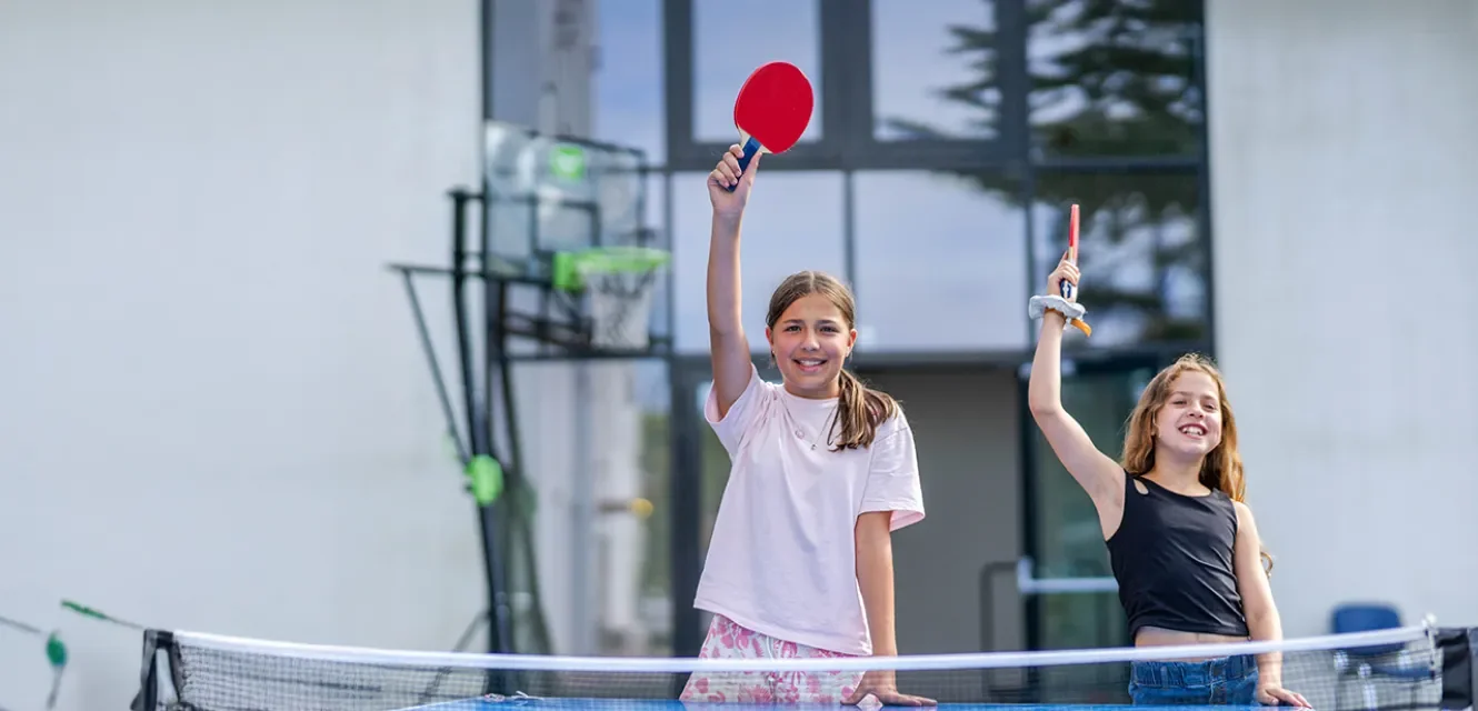 Zwei Mädchen spielen Tischtennis