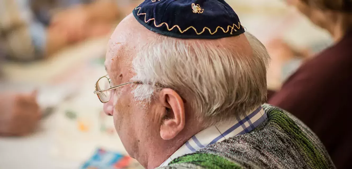 Alter Mann in Kippah im Profil