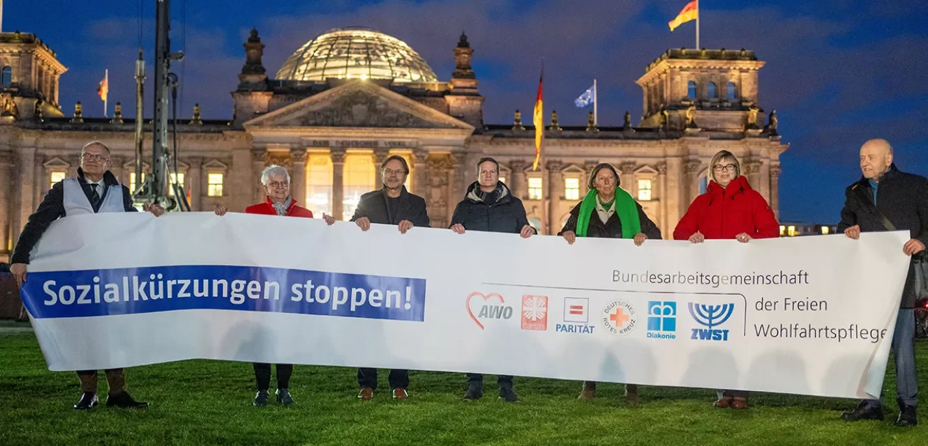 Verbände-Spitzen der Freien Wohlfahrtspflege am 8.11. vor dem Reichstag in Berlin gegen Sozialkürzungen