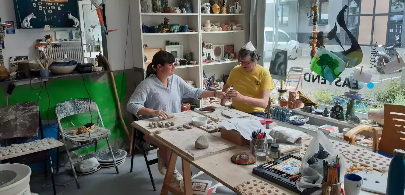 Mann und Frau machen Kunst in einem Atelier