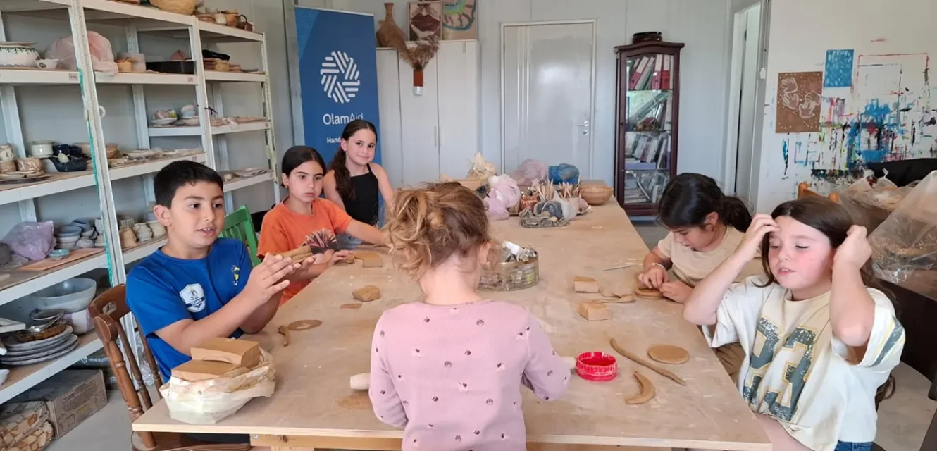 Eine Gruppe Kinder bei kreativer Beschäftigung 