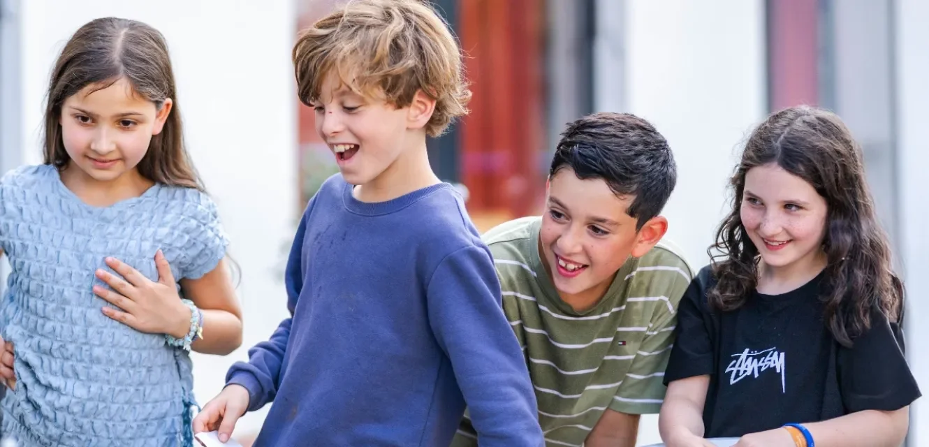 Kinder spielen gemeinsam