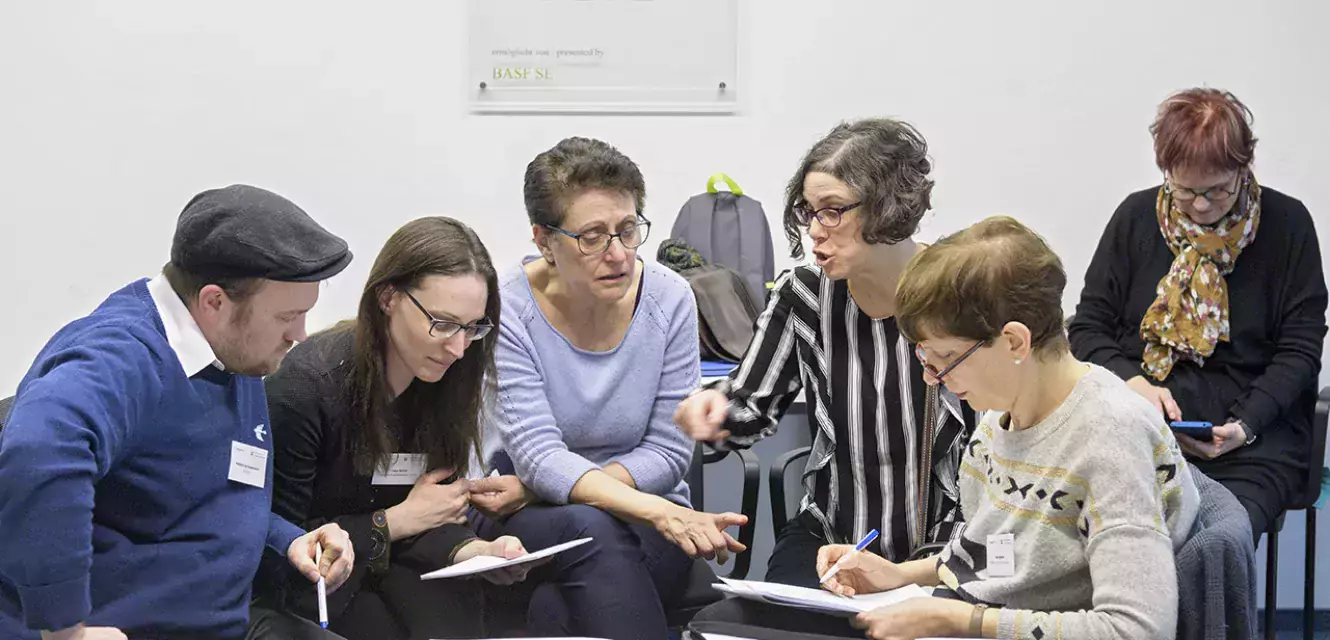 Männer und Frauen in einem Workshop