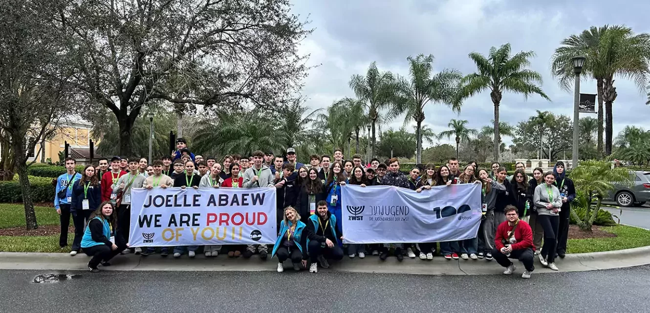 Gruppe von Jugendlichen hält ein Banner