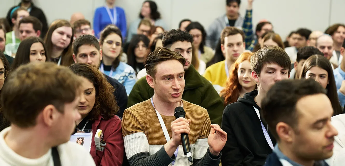 Junger Mann spricht in einem Publikum