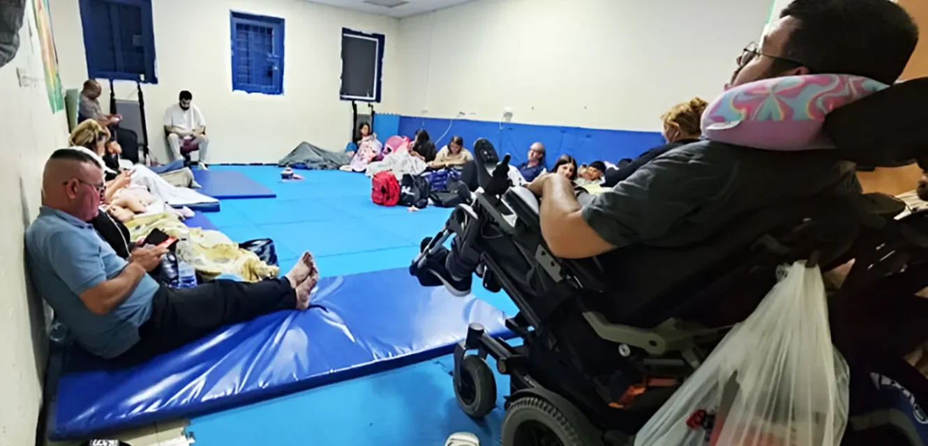 Menschen in einem Luftschutzbunker